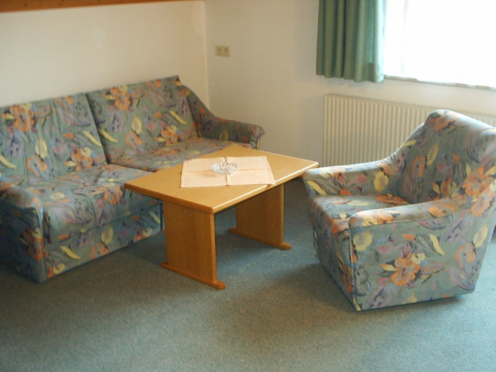 Sitzgruppe der Wohnung Typ B