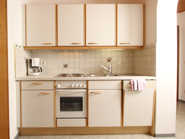 Auf dem Bild sieht man die Küche der Wohnung für 4-5 Personen, mit Backrohr, 4 E-Herdplatten und Geschirrspüler